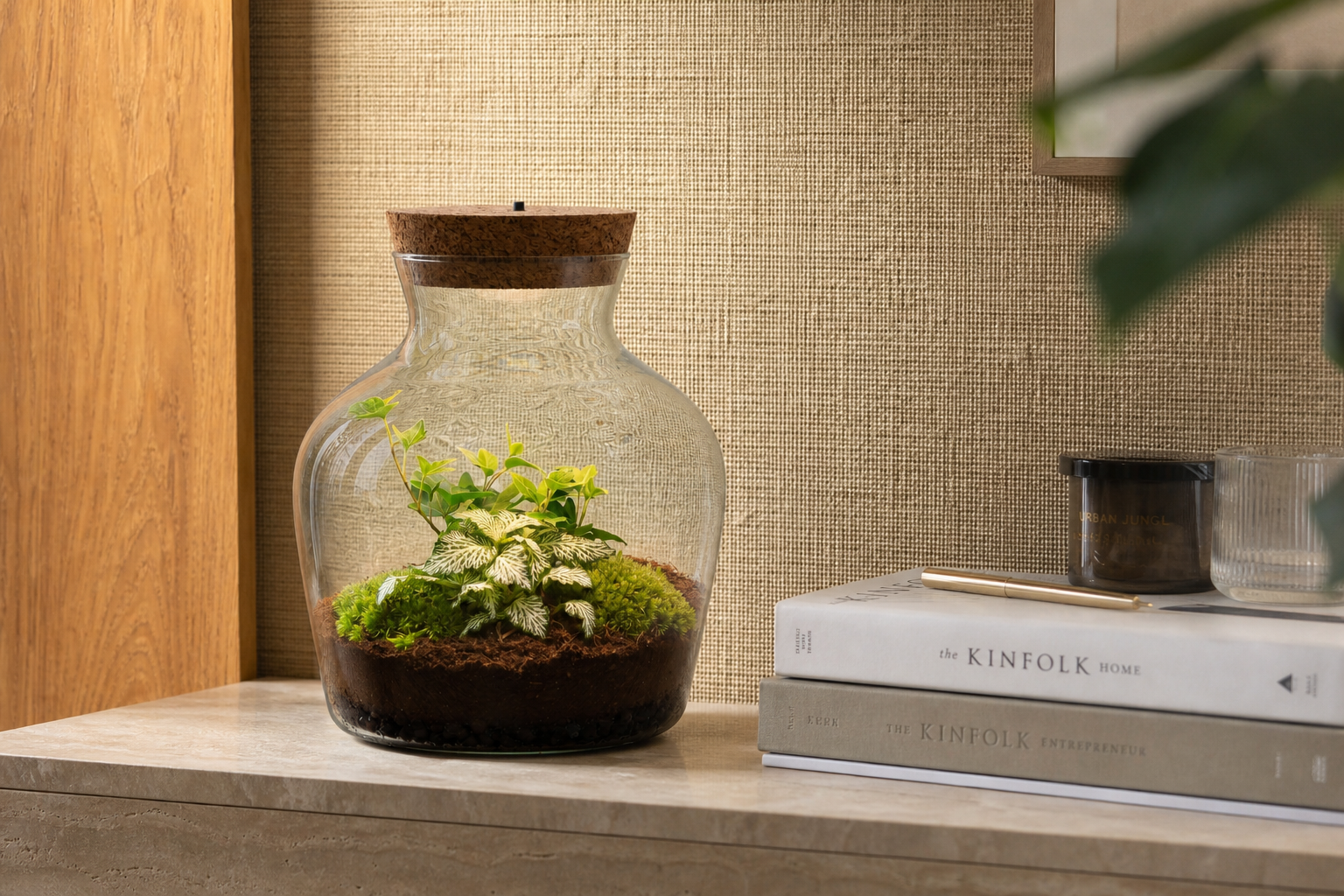 New job, new desk: a hassle-free terrarium as your desk plant
